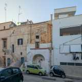 Il prospetto che d� su piazza Castello rende bene l�idea delle trasformazioni del castello. Se all�estremo sinistro resiste ancora il torrione dell�XI secolo, la parte centrale � suddivisa in tre parti trasformate in abitazioni. Mentre a destra al posto di un�altra torre troviamo un moderno edificio residenziale